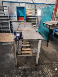 3 X VICES WITH WORK BENCH & COUNTER